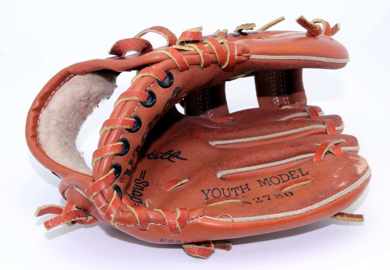 When Should You Get A New Baseball Glove? 8 Signs You Should Know